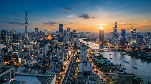 東京とホーチミン市のスカイラインを重ねた夕景